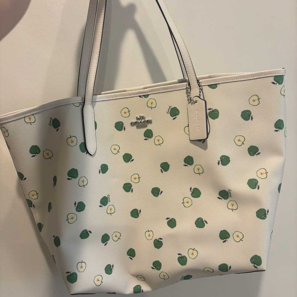 COACH C4119 City Tote With Apple Print Chalk Gree… - image 1