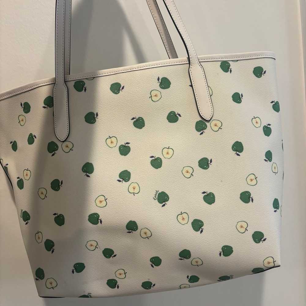 COACH C4119 City Tote With Apple Print Chalk Gree… - image 2