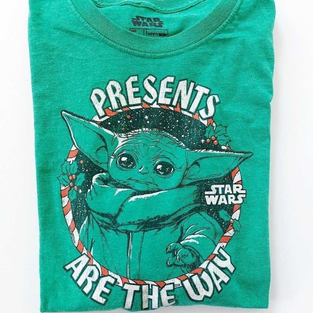 Christmas Star Wars Grogu graphic tshirt "Present… - image 1
