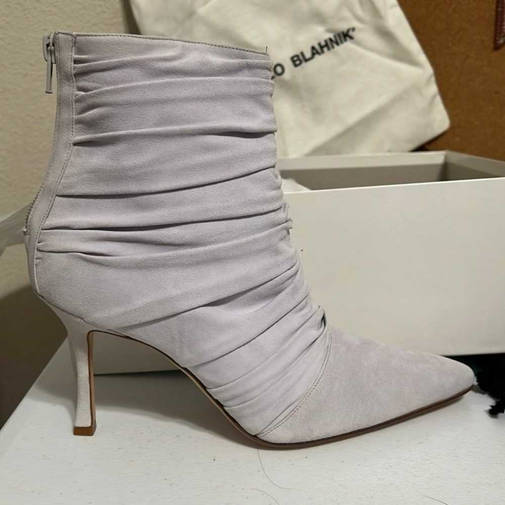 manolo blahnik grey suede ankle boots - image 5