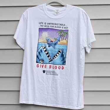 Gildan Men's Graphic T-Shirt Shark Give Blood Dona