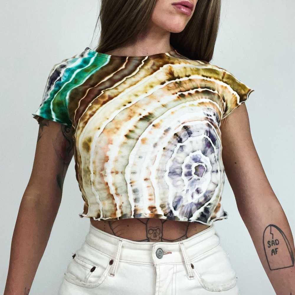 NEW Hand-Dyed Cropped Lettuce Hem T-Shirt | Size M - image 4