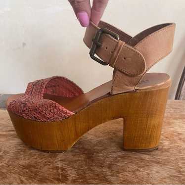 MIA Vtg Corral Woven Raffia Leather Wood Platform 