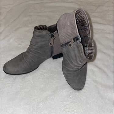Rockport rouched leather ankle bootie. Size 6