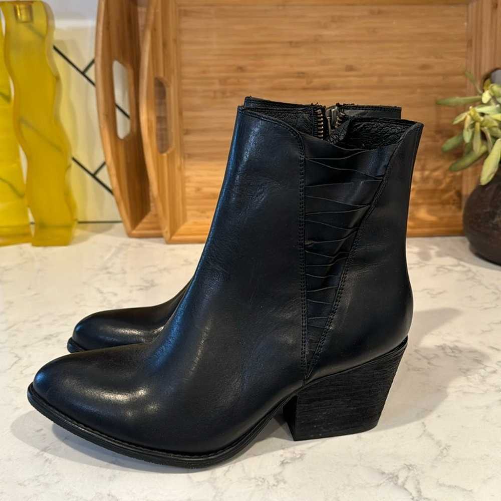 Hardy Luxurious Black Leather Ankle Boot Block He… - image 1