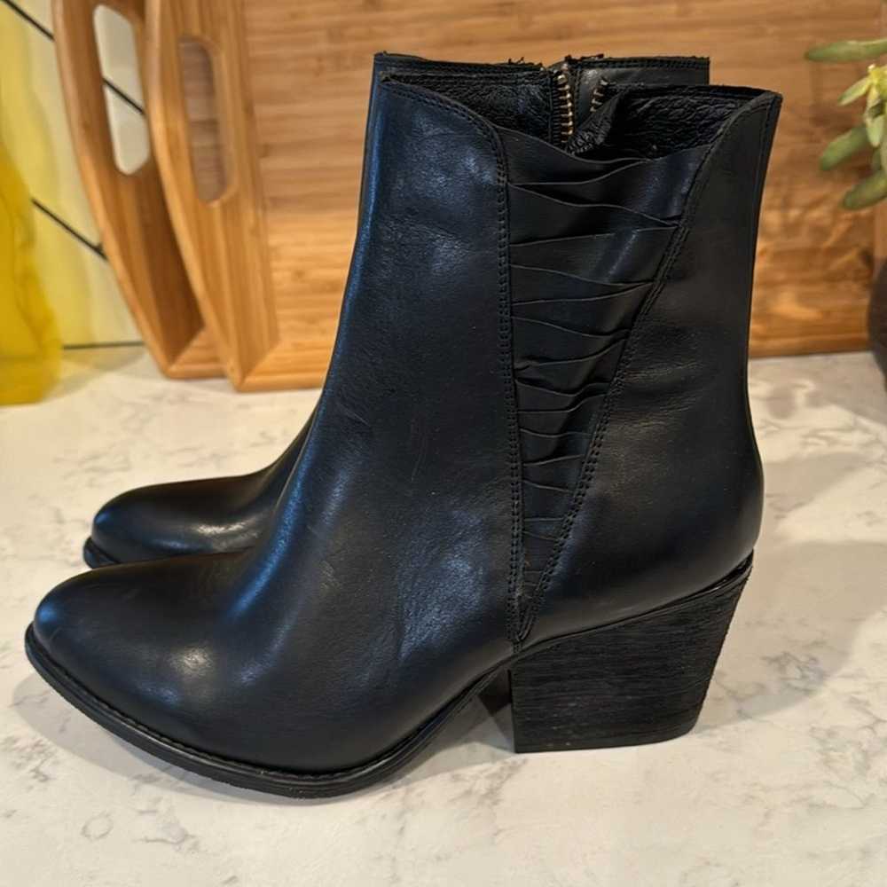 Hardy Luxurious Black Leather Ankle Boot Block He… - image 6