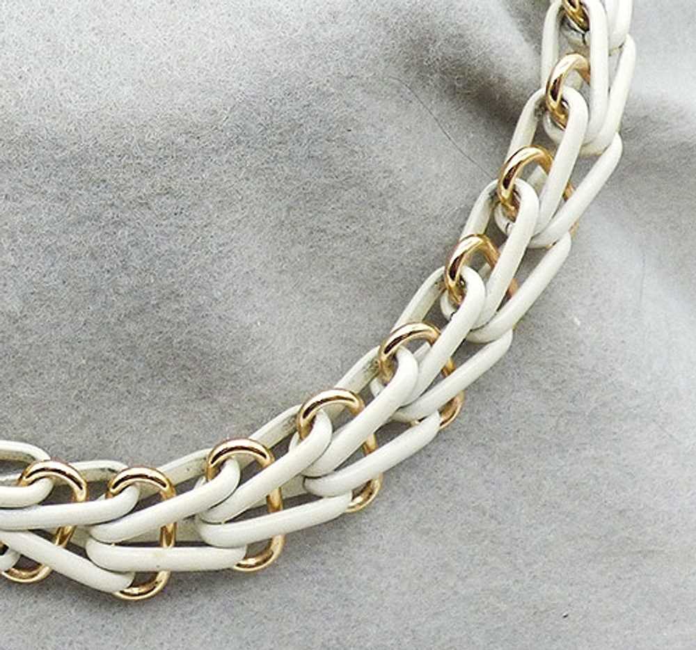 White and Gold Tone Interlocking Link Necklace - image 2