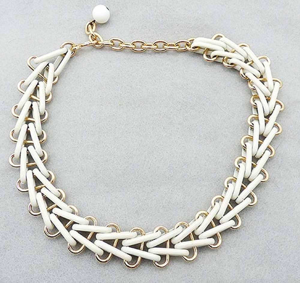 White and Gold Tone Interlocking Link Necklace - image 3