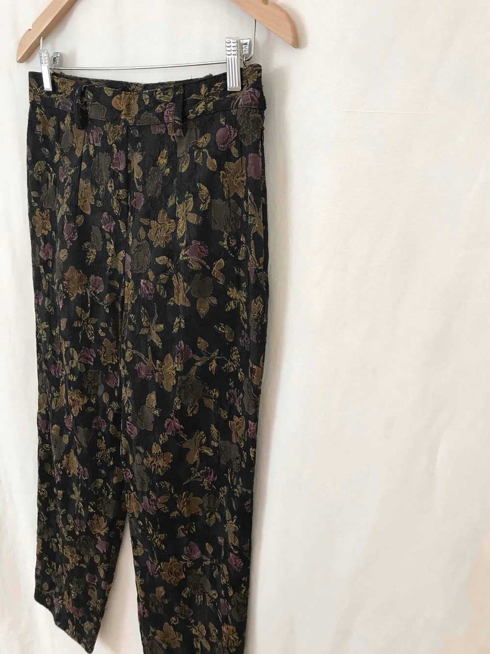 Pantalon à pinces à fleurs - image 2