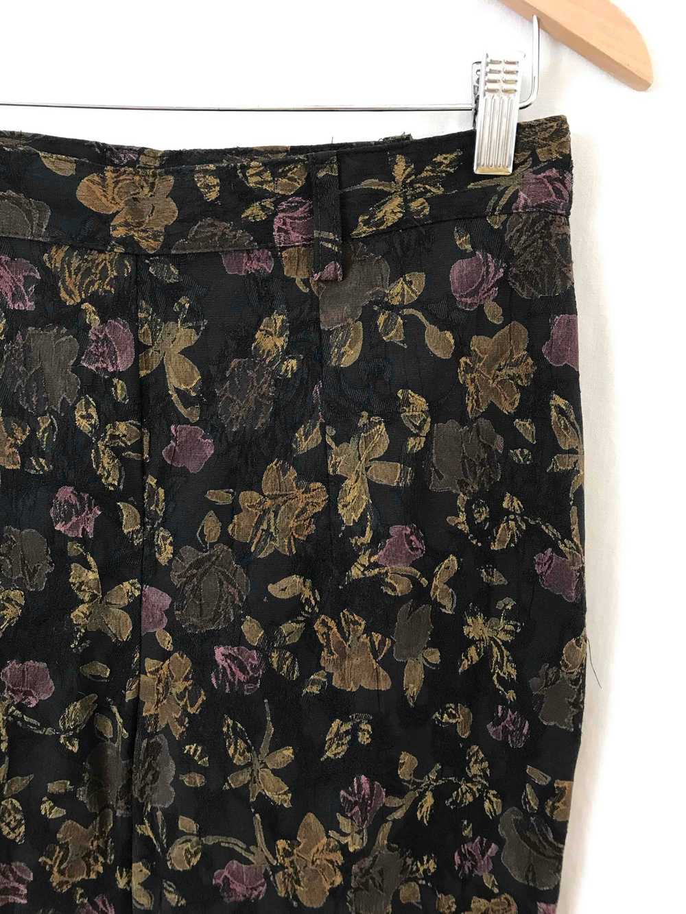 Pantalon à pinces à fleurs - image 3