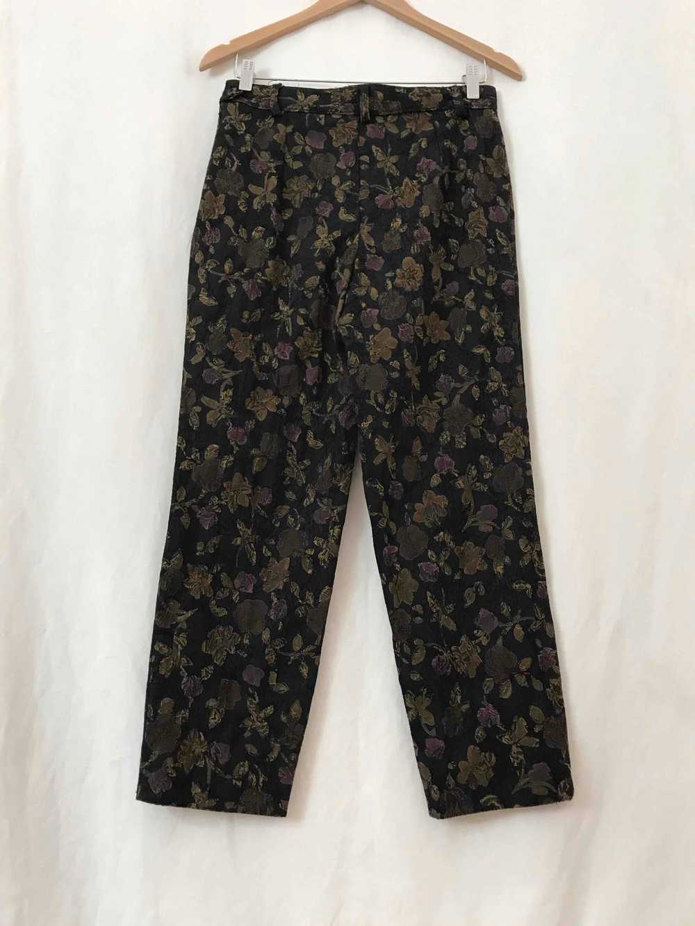 Pantalon à pinces à fleurs - image 4