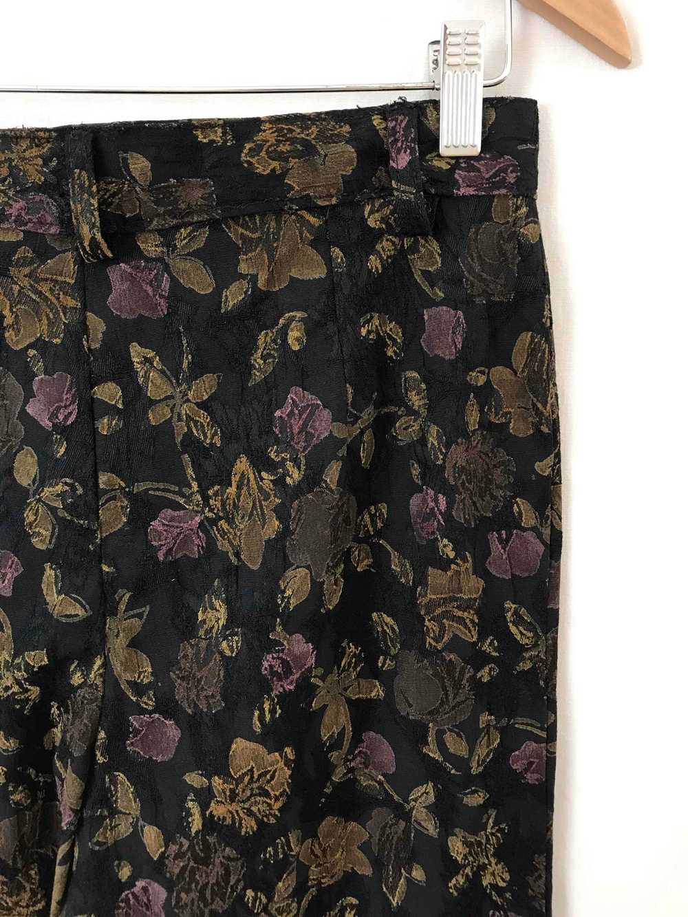 Pantalon à pinces à fleurs - image 5