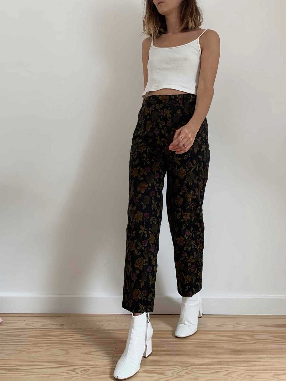 Pantalon à pinces à fleurs - image 6