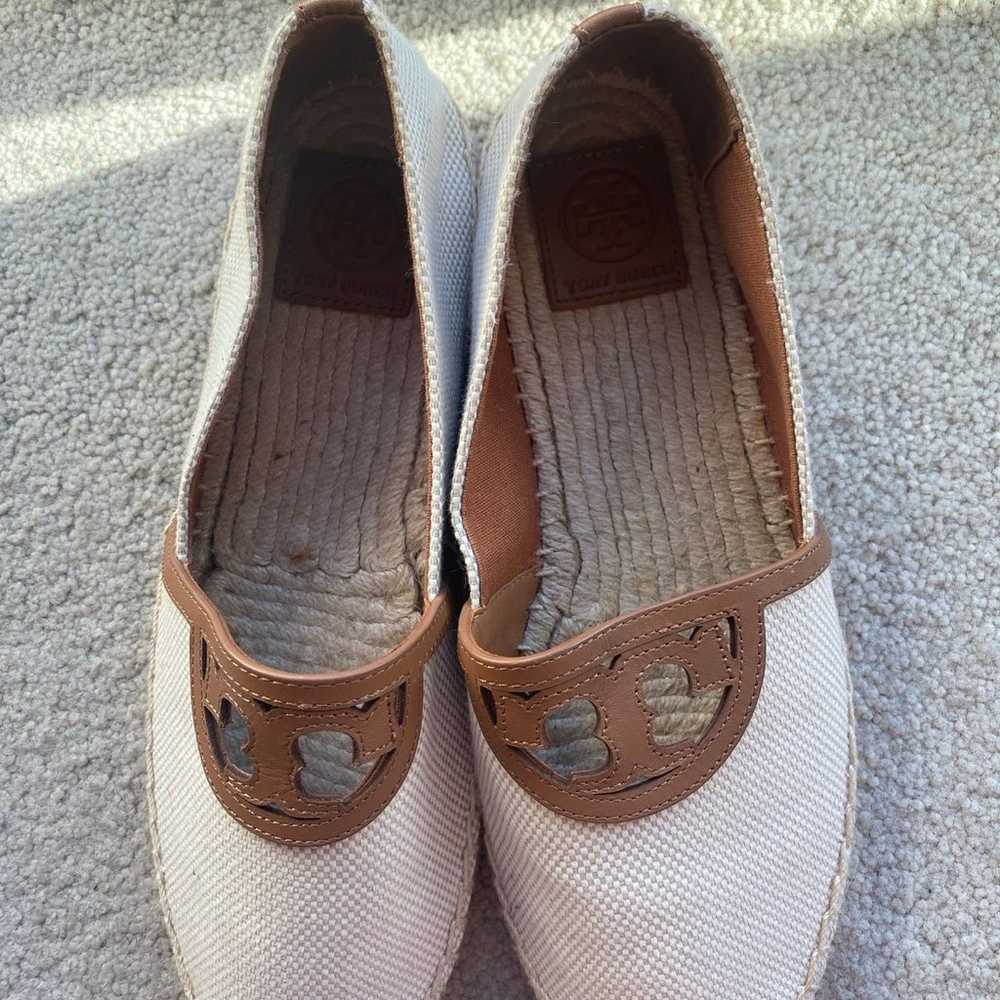 New TORY BURCH Size 9 SIDNEY Natural Canvas Logo … - image 2