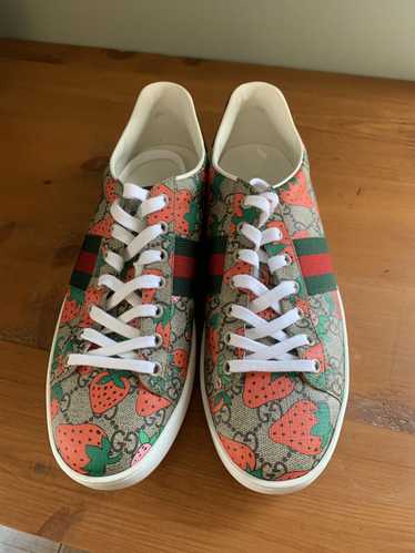 Gucci Gucci Ace GG Supreme Strawberry Shoes