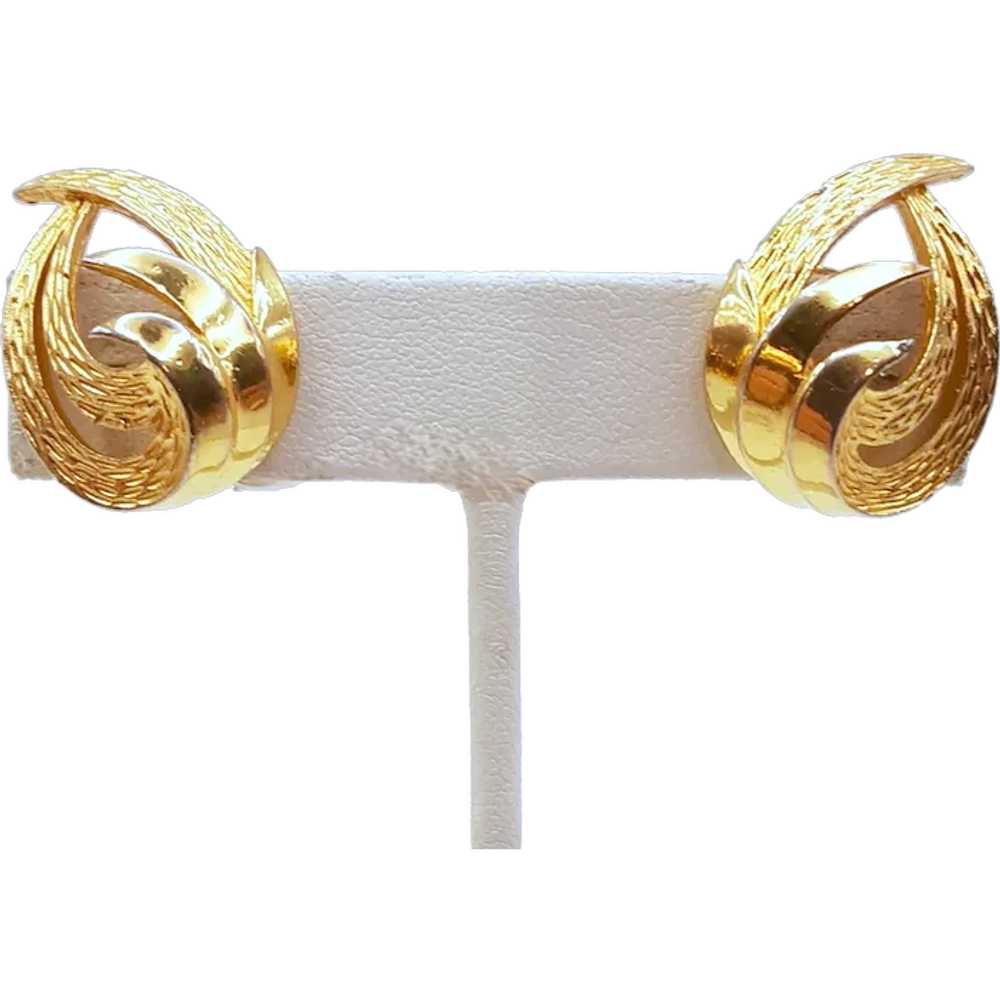 Vntg Crown Trifari Gold Tone Flames Earrings - image 1