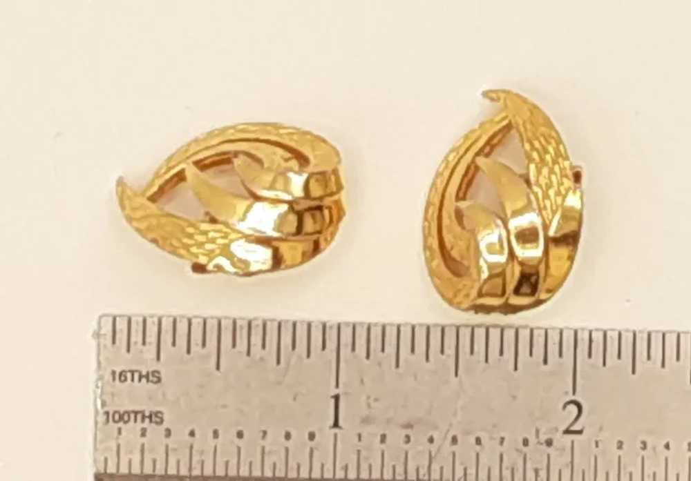 Vntg Crown Trifari Gold Tone Flames Earrings - image 2