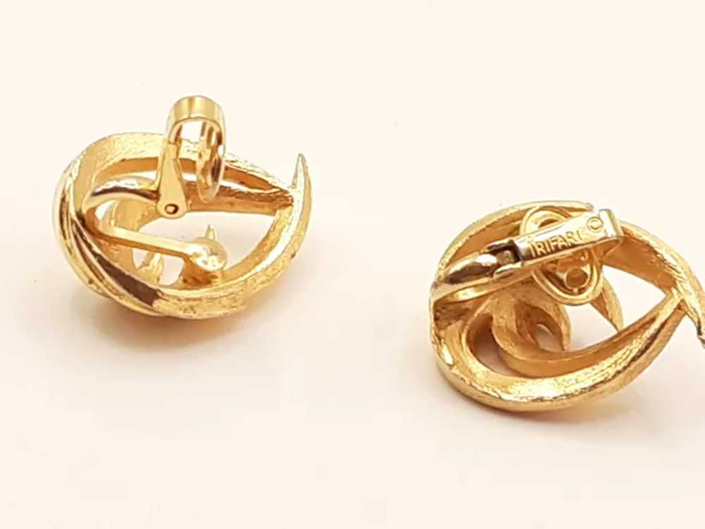 Vntg Crown Trifari Gold Tone Flames Earrings - image 3