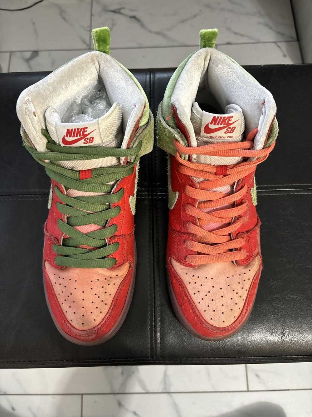 Nike Nike Dunk SB High “Strawberry Cough”2019 - image 8