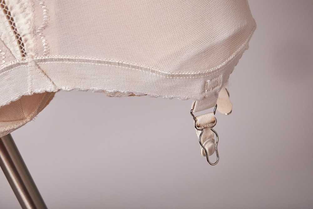 Vintage Vintage 1950s Girdle with Garter Clips - image 9