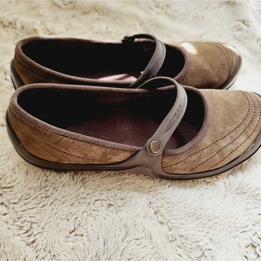 MARY JANE SUEDE BROWN CROCS SIZE  9 - image 4