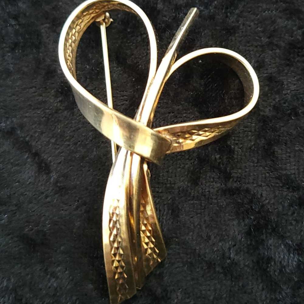 12k gold fill vintage Winard Textured ribbon broo… - image 1