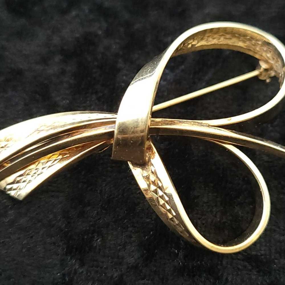 12k gold fill vintage Winard Textured ribbon broo… - image 2