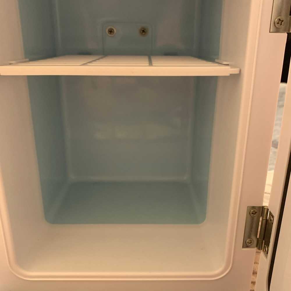 Mini fridge - image 6
