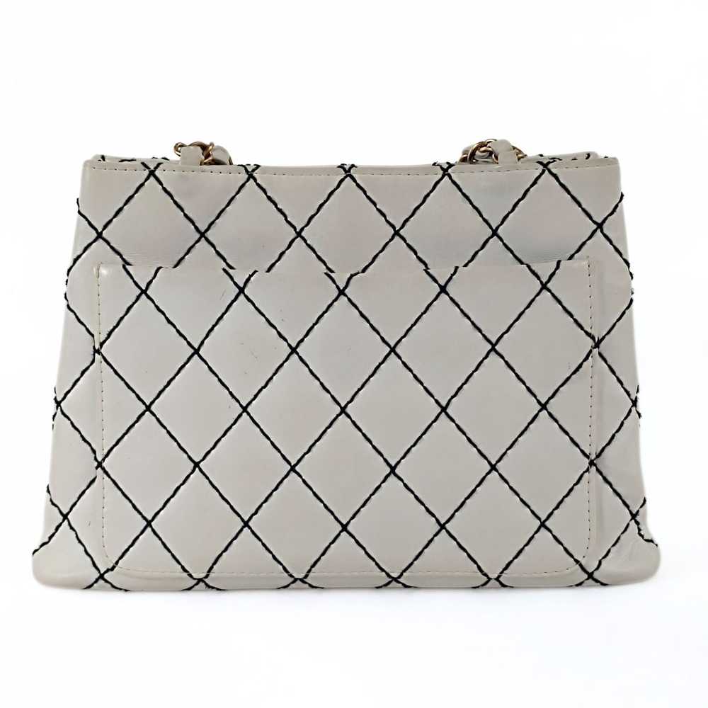 Chanel Chanel quilted Shopper shoulder bag in whi… - image 3