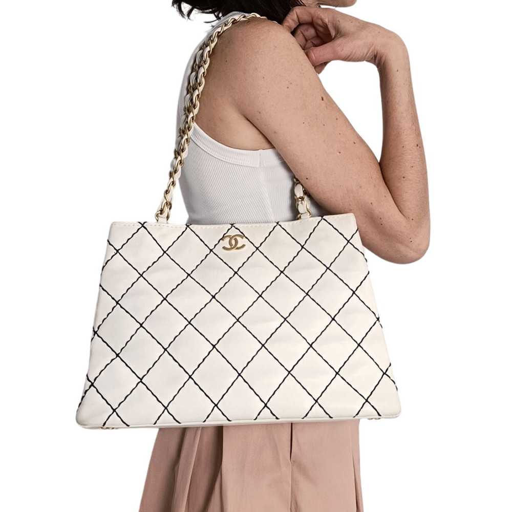 Chanel Chanel quilted Shopper shoulder bag in whi… - image 7