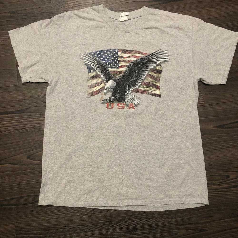 Gildan Grey Distressed USA Flag Bald Eagle Graphi… - image 1