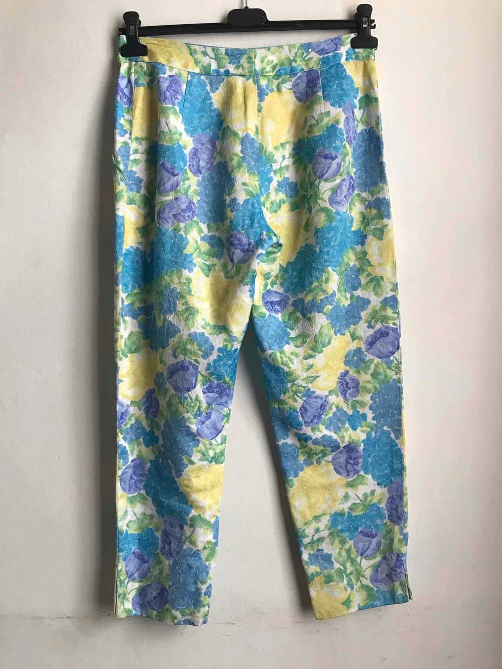 Pantalon à fleurs - image 2