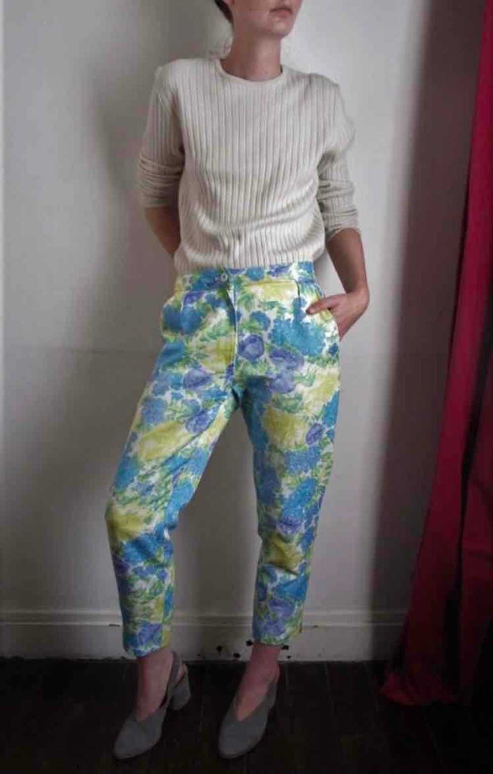 Pantalon à fleurs - image 4