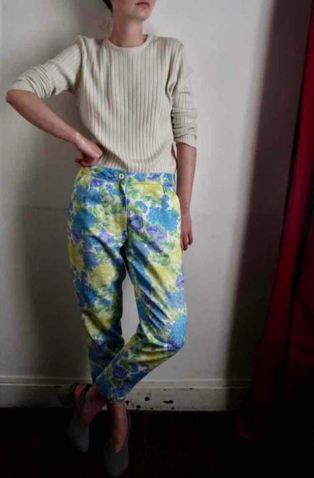 Pantalon à fleurs - image 5