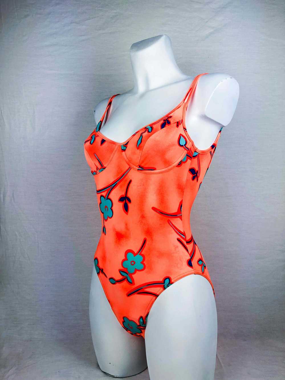 Maillot de bain à fleurs - image 3