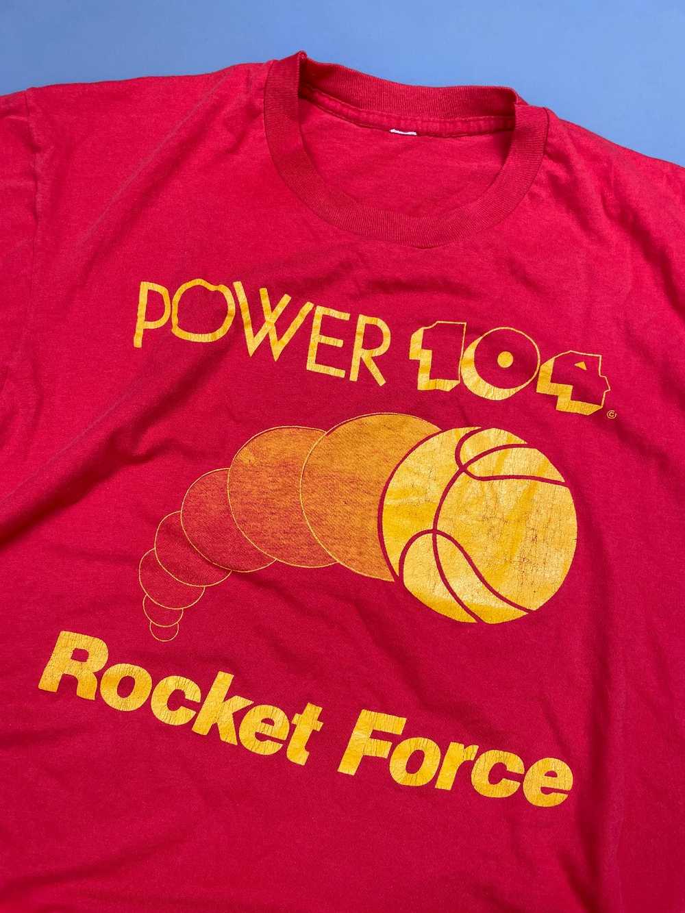 BOXY POWER 104 ROCKET FORCE BASKETBALL GRAPHIC T-… - image 3