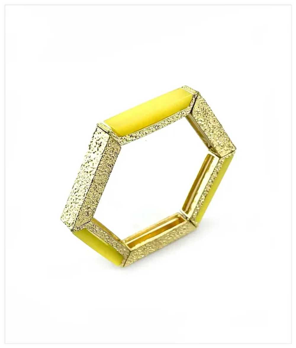 STRIKING Vintage 1960s Goldtone & Yellow Lucite M… - image 5