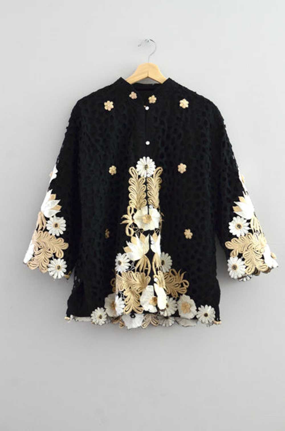 Vintage 3D Embroidered Top - image 1