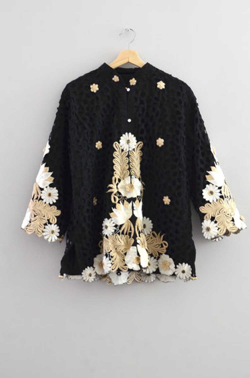 Vintage 3D Embroidered Top - image 3