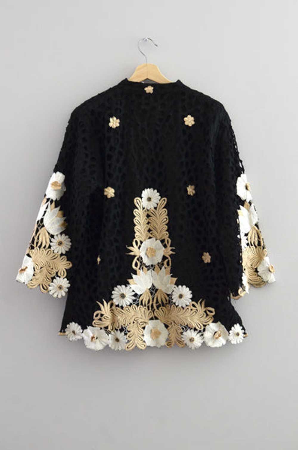 Vintage 3D Embroidered Top - image 5