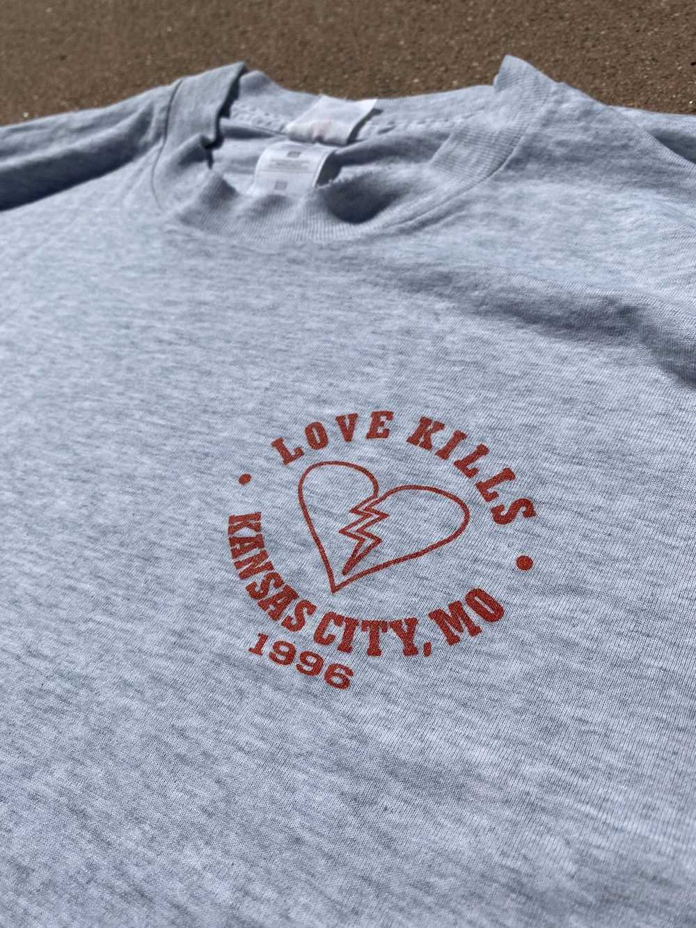 Streetwear × Vintage VINTAGE Love Kills 1996 Tee - image 1