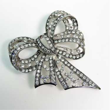 Vintage Joan Rivers Silver GIFT BOW BROOCH PIN 2.… - image 1