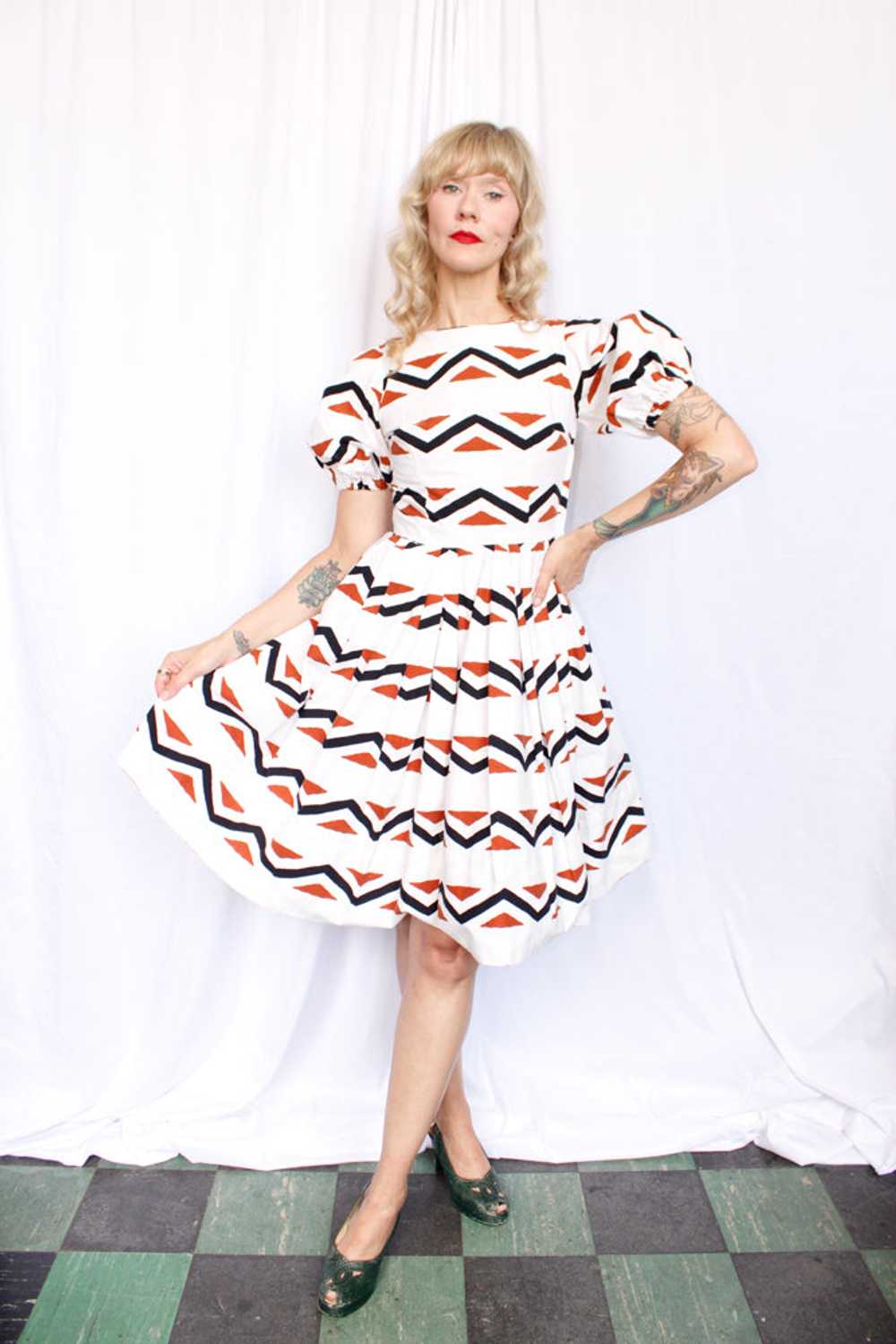 1950s Geometric Cotton Puff Sleeve Dress - Xs/S - image 10