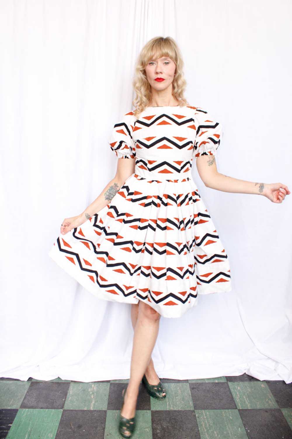 1950s Geometric Cotton Puff Sleeve Dress - Xs/S - image 6