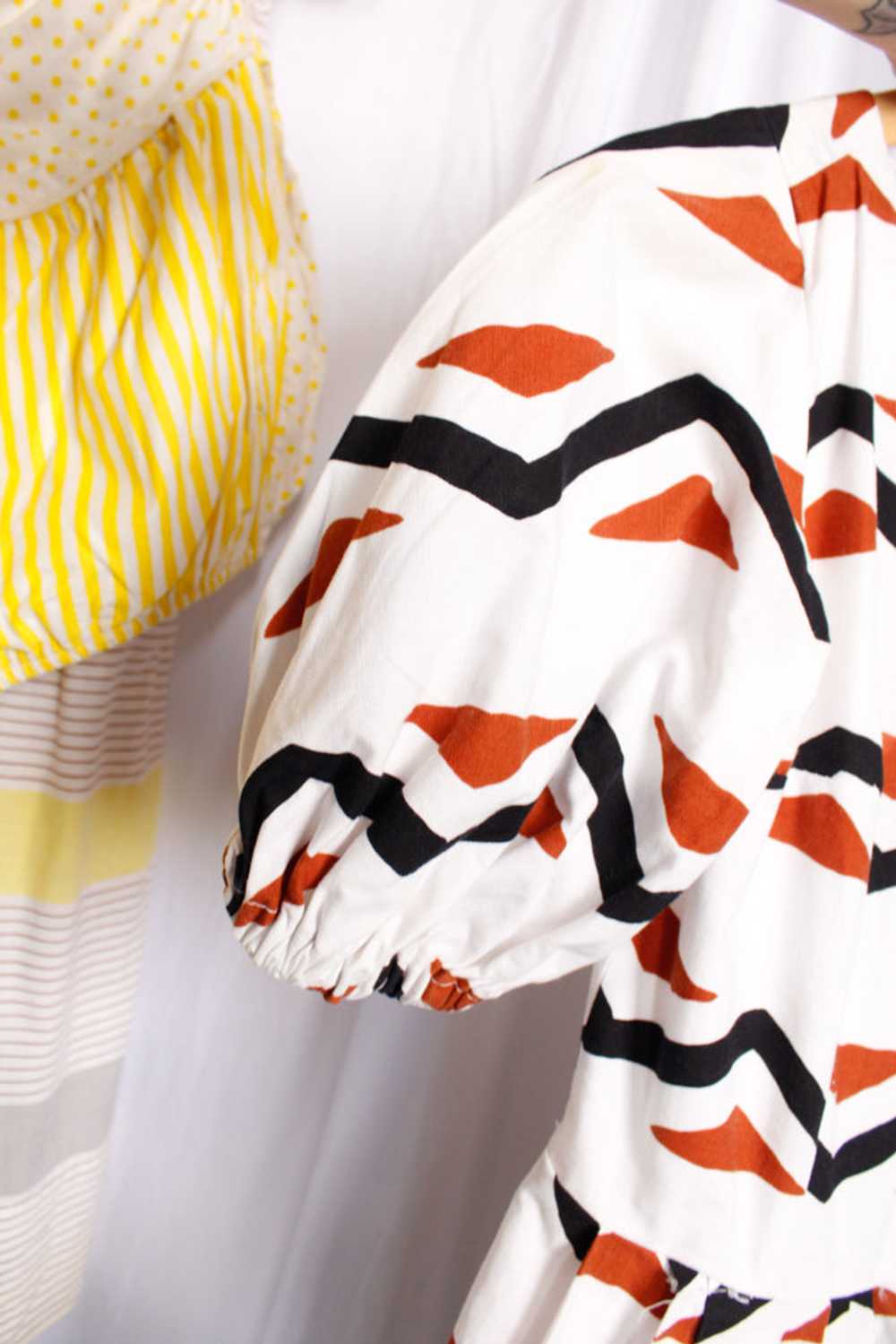1950s Geometric Cotton Puff Sleeve Dress - Xs/S - image 8