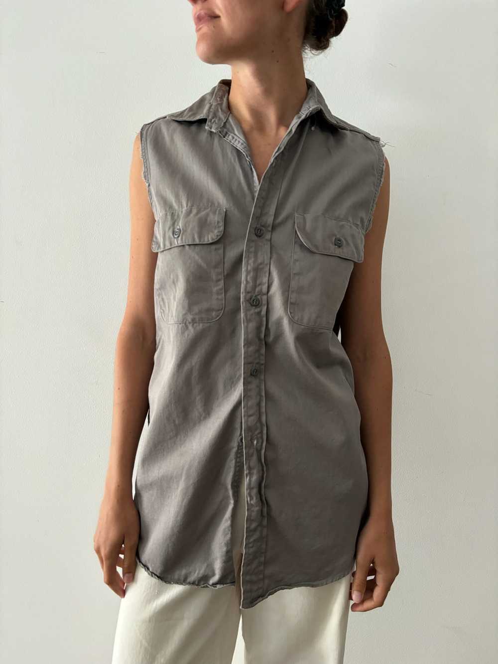 Grey Sleeveless Work Shirt - image 2