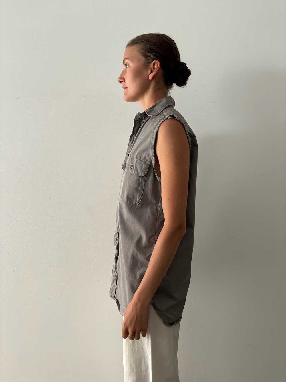 Grey Sleeveless Work Shirt - image 3