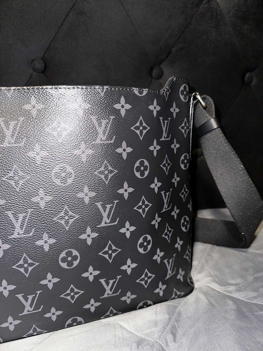 Designer × Louis Vuitton × Luxury LV District Mes… - image 11