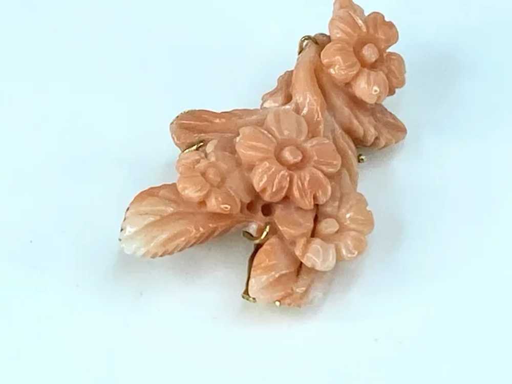 Vintage carved coral flower brooch 14K gold - image 2