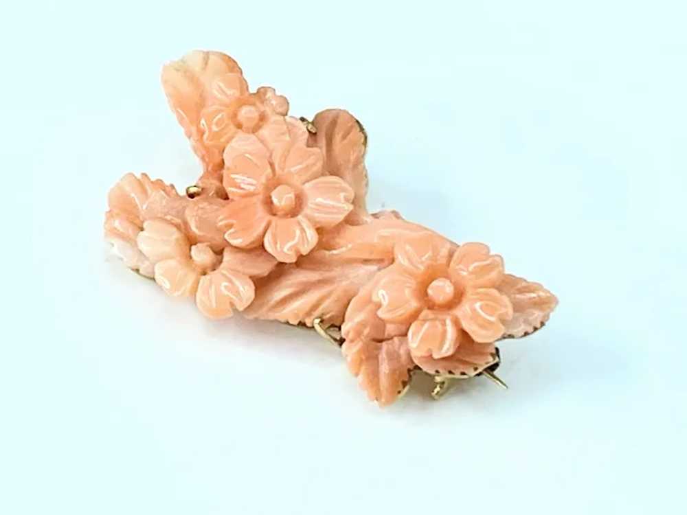 Vintage carved coral flower brooch 14K gold - image 6